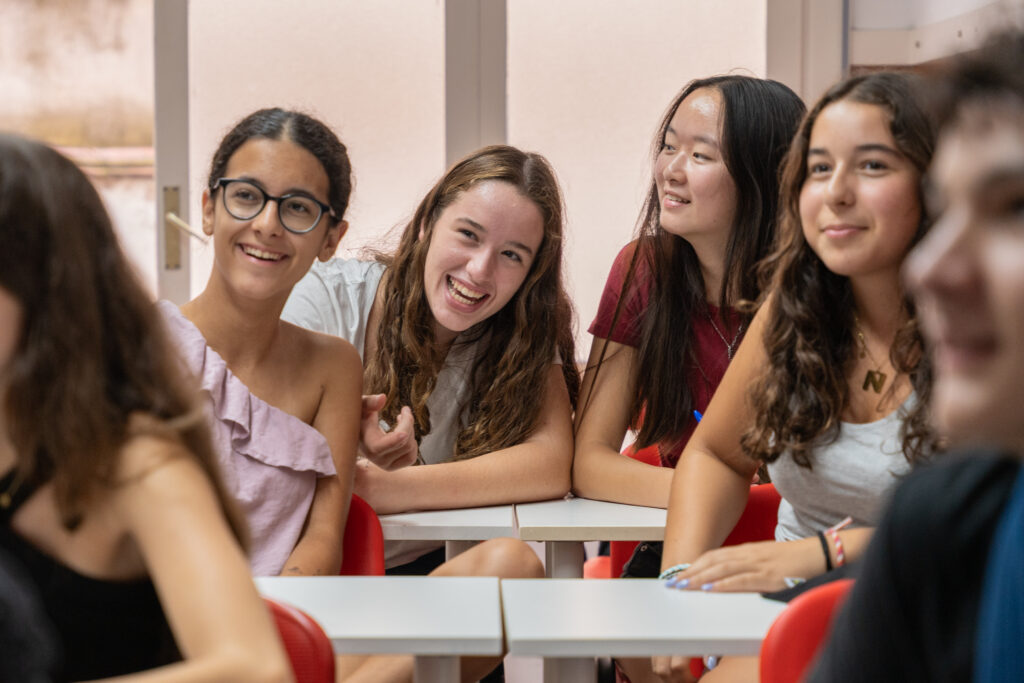 Grup d'adolescents a classe d'anglès extraescolar
