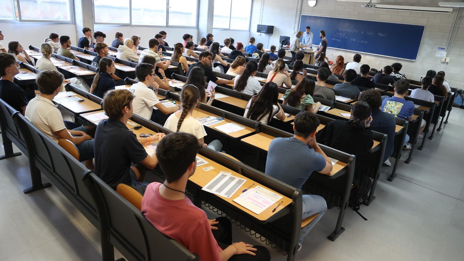 Alumnes fent l'examen d'anglès a la selectivitat després de batxillerat